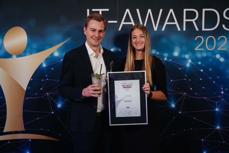 Matthias Sauer und Maxi Hentschel von IBM sind stolz auf den Platin-Award in der Kategorie „SIEM & SOAR“ (Security-Insider). (Bild: Manuel Emme Fotografie)