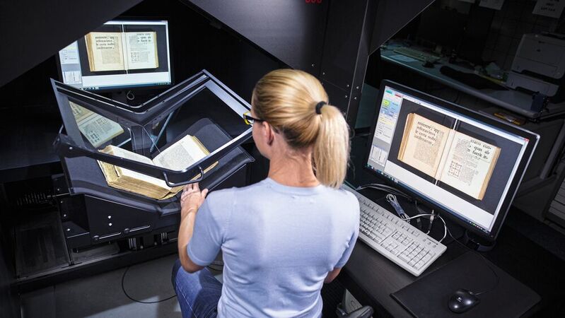 Mit Scan-Robotern lassen sich ganze Bibliotheken effizient und schonend digitalisieren. 4DigitalBooks setzt in seinen marktführenden voll- und teilautomatischen Buchscannern Linearführungen von Franke ein.