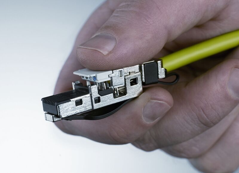 Die gigabitfähigen Steckverbinder mit IDC-Anschlusstechnik lassen sich ohne viel Aufwand konfektionieren – ohne Presswerkzeug. (Archiv: Vogel Business Media)