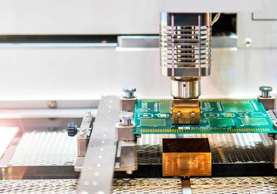 Brose und Itac wollen per IIoT-Plattform mit Edge-Lösungen die Durchlaufzeiten und die Fehler bei der SMT-Fertigung von Elektronikkomponenten optimieren. Lesen Sie hier, was die beiden Experten vorhaben.(Bild:  Brose)