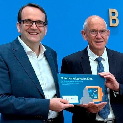 (v.l.) BSI-Vizepräsident Thomas Caspers und Dr. Dirk Stenkamp, Präsident des TÜV-Verbands, präsentieren die KI-Sicherheitsstudie 2026 auf der Bundespressekonferenz. (Bild: BSI)