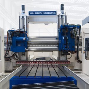 ... Nun erstrahlt die Schleifmaschine von Waldrich Coburg in neuem Glanz und genügt auch noch Anforderungen in puncto Digitalisierung und Industrie 4.0. Die ausgebauten Teile werden zu rund 40 Prozent auch noch recycelt.(Bild:  Waldrich Coburg)