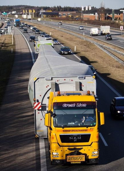 Der erste Prototyp der Weltrekord-Windturbine auf dem Weg durch Dänemark, bei Aufbau und Tests (Siemens)