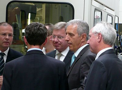 Erläuterung der faszinierenden Technik für den Ministerpräsidenten Stanislaw Tillich: v.l. Uwe Albrecht, Frank-Peter Arndt, Stanislaw Tillich und Manfred Erlacher. (Archiv: Vogel Business Media)