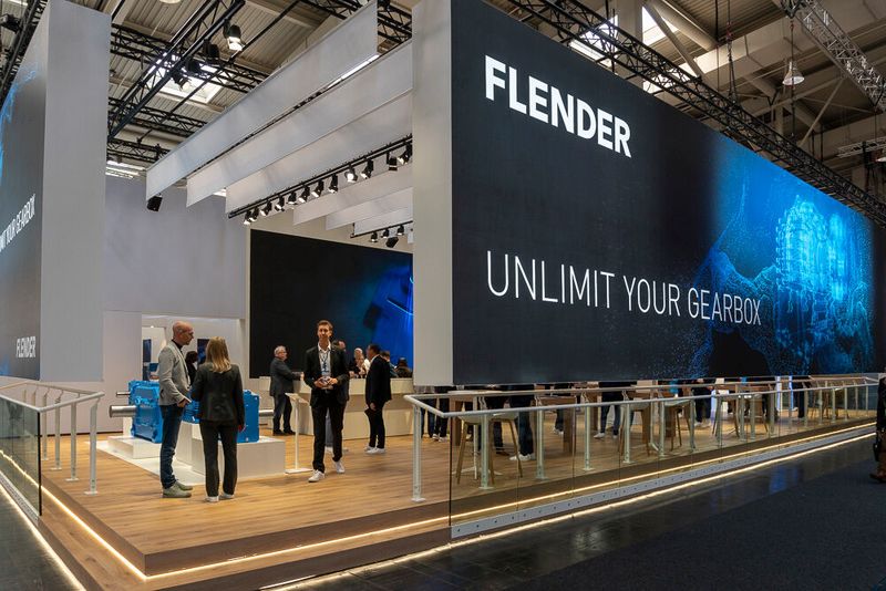 Flender stellte auf der Hannover Messe mit Flender One ein neues Getriebe vor, dessen Besonderheit seine Individualität ist. Laut des Unternehmens werde es auf Basis der jeweiligen Kundenwünsche gefertigt. Anschließend soll es einfach konfigurierbar sein, während die integrierte Sensorik und Onboard-Analytik die Instandhaltung vereinfachen und die Ausfallsicherheit steigern soll. (Bild: Vogel Communications Group)