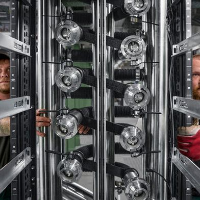 Wie kommt die Kühllösung ins Rechenzentrum? Wie wird sie in den Service eingebunden? Diese Praxisfragen sind hoch relevant für den Einsatz in großer Skalierung. (Bild: Rittal )