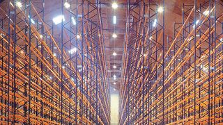 Mit Regalsystemen von Elvedi lassen sich individuelle Branchenlösungen in Systembauweise realisieren, wie beispielsweise diese Palettenregal-Anlage. Bild: Elvedi (Archiv: Vogel Business Media)