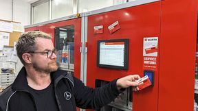 Das Aufbewahrungssystem Orsymat WGT öffnet sich nur per Magnetkarte. So lässt sich stets nachvollziehen, welche Person welche Ware entnommen hat. (Bild: Rosenow – VCG)