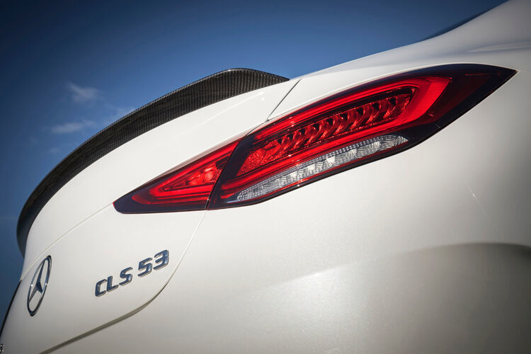 In der Spitzenversion CLS 53 arbeitet ein 3,0-Liter-Reihensechszylinder mit 435 PS und ein Elektromotor mit 22 PS.  (Daimler)