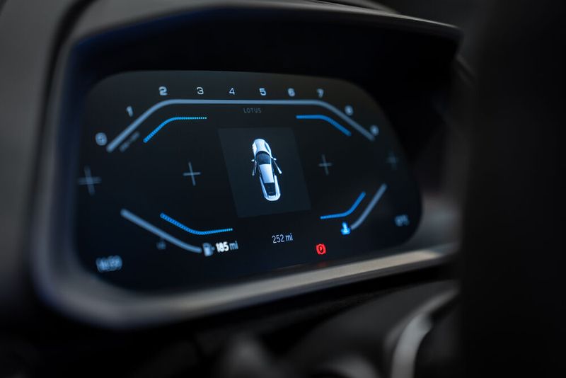 Es gibt zwei digitale Bildschirme. Die Grafiken auf beiden Schirmen sind ganz im Sinne von Lotus minimalistisch und modern. (Bild: Lotus)