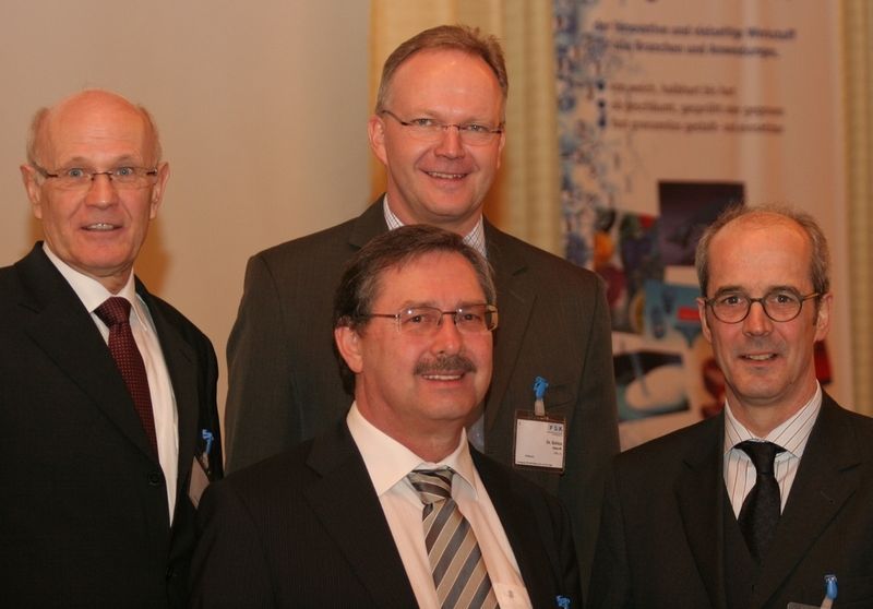 Führungsteam im FSK: (oben von links:) Lutz Ohmstede, Vorsitzender der Fachgruppe PUR Formteile, Dr. Hans-W. Schloz, FSK-Geschäftsführer, (unten von links:) Martin Dietrich, stellvertretender Vorsitzender der Fachgruppe PUR Formteile und Albrecht Manderscheid, FSK-Vorsitzender.  (Bild: FSK)