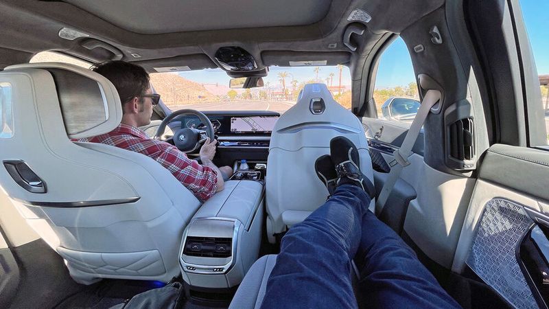 Im Fond haben die Mitfahrer viel Platz zum Ausruhen. (Bild: Autoren-Union Mobilität / Knödler)