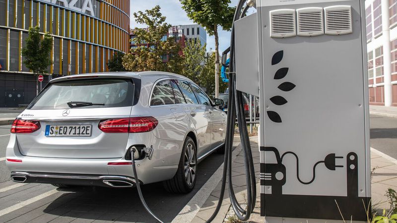 Mittlerweile gibt es hierzulande rund 28.000 öffentliche Ladepunkte. (Bild:  Mercedes-Benz)