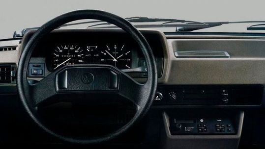 Auch der Polo bzw. das Huckepack-Derivat Derby bot ab 1981 (Modell '82) über dem Golf sehr ähnliche Instrumente. Auch das gesamte Armaturenbrett unterstützte, wie seinerzeit oft üblich, eine intuitive Nutzung/Bedienung.(Bild:  VW AG)