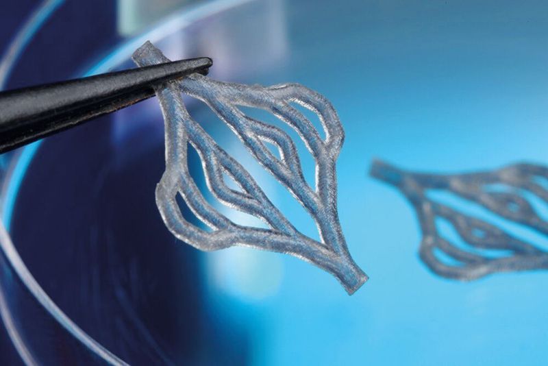 Der Laser hilft heilen: Ein verzweigtes, elastisches und vascularisiertes Scaffold, hergestellt mit Single Photon Polymerization (SLA). Als Scaffold wird ein bioresorbierbares Gefäßimplantat bezeichnet, das sich in einem Zeitraum von 24 Monaten stufenweise abbaut.  (Bild: Fraunhofer-ILT)