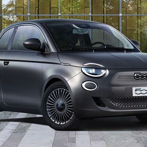 Grau passt auch zu Kleinstwagen wie dem Fiat 500.(Bild:  Fiat)