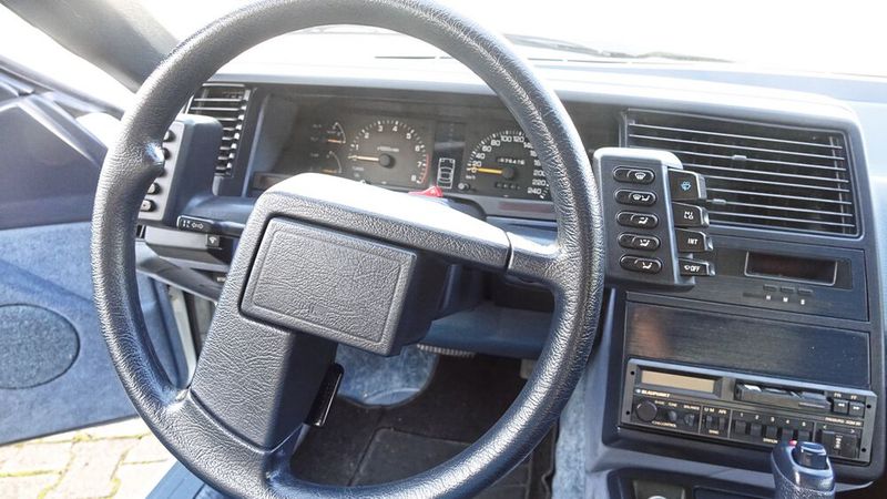 Avantgardistisch zeigte sich der Subaru-Keil auch im Innenraum: Während die beiden Bediensatelliten links und rechts des Lenkrads gerade noch so durchgehen, ist das Lenkrad im wahrsten Sinne des Wortes eine schräge Konstruktion. (Bild: Dominsky – VCG)