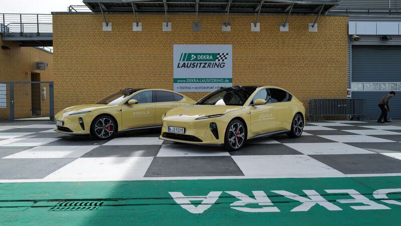 Der chinesische Autohersteller Nio eröffnet ein weiteres Entwicklungszentrum bei Berlin. Dort geht es um automatisierte Fahrfunktionen. Mit dem Long Range Lidar im Sensor-Set könnten die E-Autos bereits im Level 3 unterwegs sein. Doch Nio gibt sich zurückhaltend und betreibt Understatement. Dabei wären höhere Absatzzahlen dringend notwendig. (Bild: Dirk Kunde)