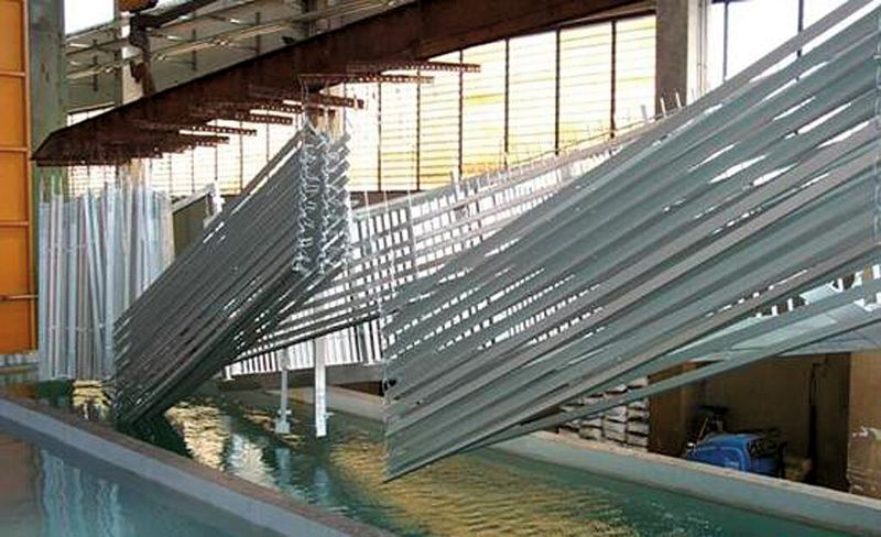 Bild 1: Die Prozessführung beim Beizen ist entscheidend für den Metallabtrag und somit für die Korrosionsbeständigkeit von Aluminiumoberflächen, die lackiert werden. (Bild: Henkel)