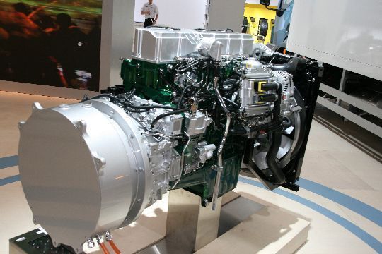 Der Nutzfahrzeughersteller erhofft sich durch die Kombination von Gasantrieb und Ottomotor einen um 35 Prozent höheren Wirkungsgrad. (Archiv: Vogel Business Media)