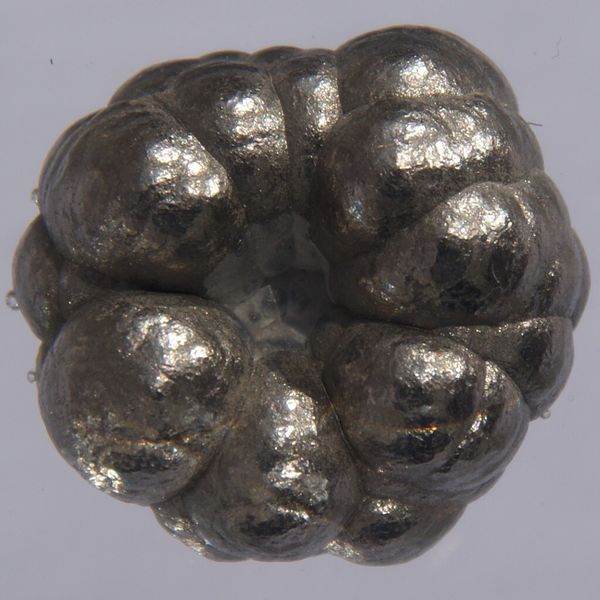 Nickel: Risikoklasse: mittel. Einsatzfelder: Herstellung von korrosionsbeständigem Stahl, anderen Legierungen, Gasturbinen, Metallüberzügen, Münzen, Katalysatoren und Batterien verwendet. Preisentwicklung: Starke Schwankungen - Hochpreisphase 2007 bei fast 40.000 US-Dollar pro Tonne, Halbierung des Preises Anfang 2011. Substitutionsmöglichkeiten: Hohe Recyclingrate in der EU. Zukunftsrelevanz: mittel. Politische Risiken: mittelschwer einzuschätzen. (Bild: Jurri unter CC-BY-SA Lizenz 3.0, wikicommons)