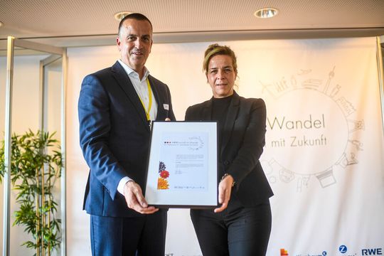 Ausgezeichnete Zukunftsfähigkeit! Tobias Vogel, Geschäftsführer Gleitlager & Lineartechnik bei Igus, erhält von der NRW-Wirtschaftsministerin Mona Neubaur den Preis „Wirtschaft im Wandel“, der Igus als Zukunftsunternehmen in der Kategorie Mittelstand & Konzern bestätigt.(Bild:  Igus / A. Bretz)