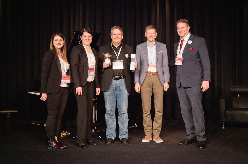 Der Award für das Lebenswerk geht an Martin Eickelschulte (Mitte, Eickelschulte AG). Ihm gratulieren (v. l.) Maria Kornhoff (iTeam), Margarita Martens (iTeam) und Georg Schiedel (iTeam). (Astrid Piethan)