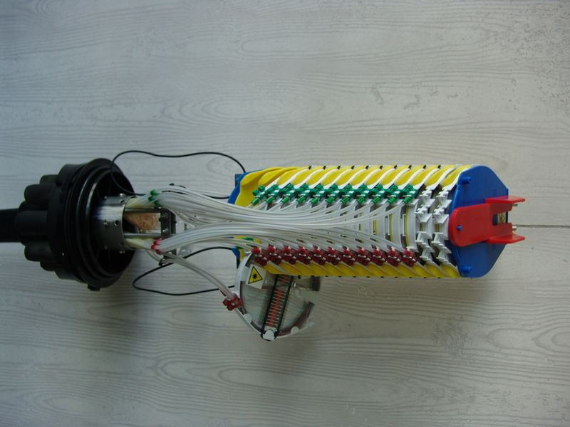 So sieht das Ende einer Glasfaser-Leitung im Triple Play Lab aus.   (Foto: Triple Play Lab 2006)