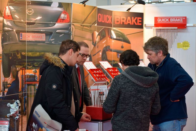 Die Kupfer-Nickel-Bremsleitungen von „Quick Brake“ lassen sich leicht in Form biegen. (Holz / »kfz-betrieb«)