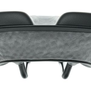 Die Basis des Wissens um das Einfärben von E-TPU gründe sich auf die Entwicklung und die Erkenntnisse um diesen vibrationsdämpfenden Fahrradsattel namens Ergon ST Core. Das Unternehmen RTI Sports hat das Produkt zusammen mit BASF. Produziert wird der hintern- und gelenkeschonende Sitz bei Schaumaplast in Nossen.