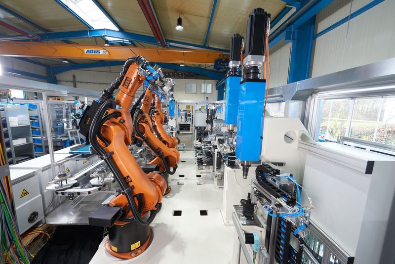 Bei automatisierten Füge- und Einpressaufgaben zeigen die elektromechanischen NC-Fügesysteme von Kistler gegenüber herkömmlichen Systemen deutliche Vorteile: Sie tragen markant dazu bei, Energiekosten zu verringern, die Anlagenauslastung zu steigern und die Wirtschaftlichkeit der Produktion insgesamt zu erhöhen. (Kistler)