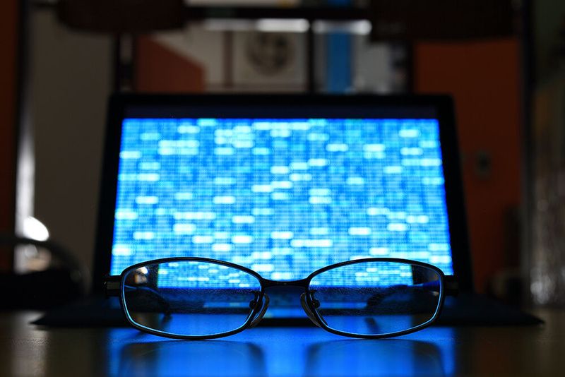Why do Java Programmers wear glasses? – Because they don’t C# (Bild: suebsiri - stock.adobe.com)