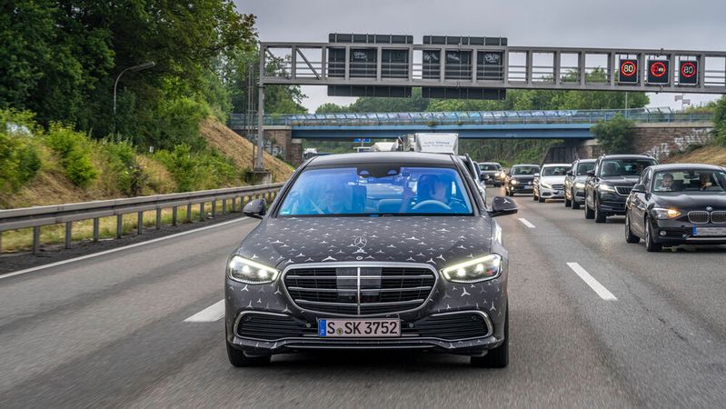 Bei einem Grenzübertritt müssen selbstfahrende Autos nicht nur Beschilderungen und Markierungen fehlerfrei erkennen und Verkehrsregeln einhalten.(Bild:  Mercedes)