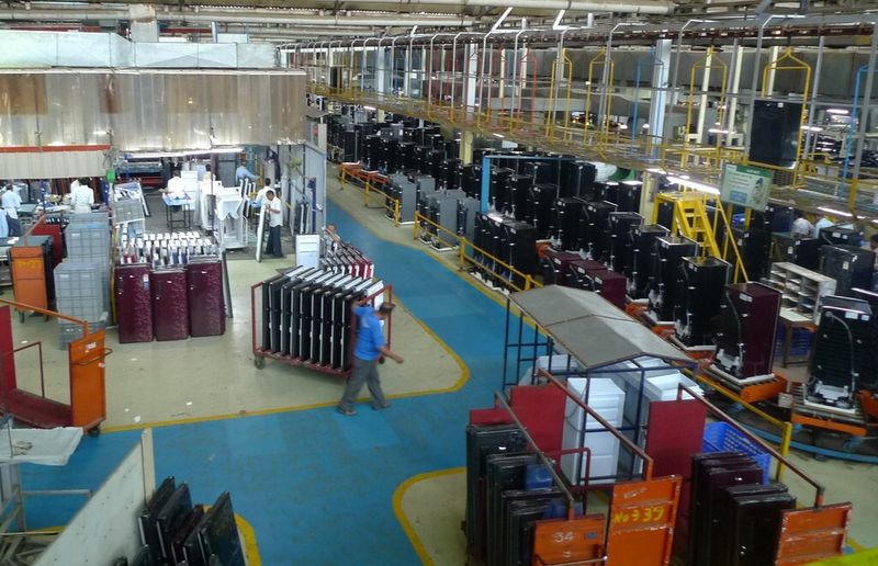 Tropische Gegend pusht Verkauf: Rund 6800 Kühlschränke werden täglich bei Whirlpool Faridabad produziert und verlassen das Werk zum Verkauf in Indien und in den Nachbarstaaten. (Bild: Krauss-Maffei)