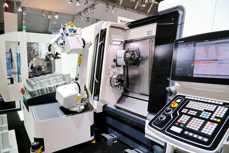 DMG Mori präsentierte mit dem Robo2go ein mobiles Automationssystem für Drehmaschinen mit einfachster Programmierung über Celos App. (Anne Richter, SMM)