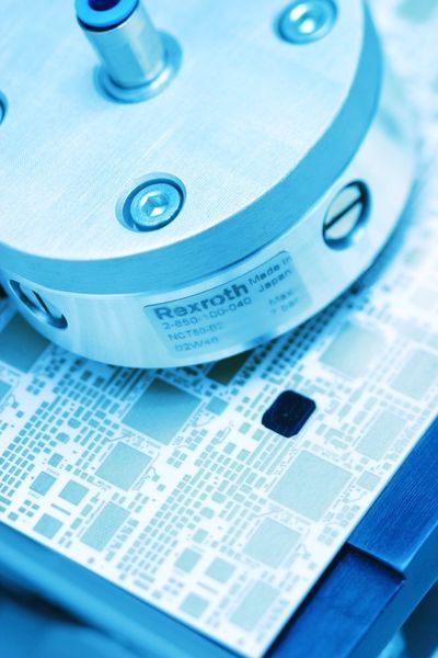 Bild 6: Die pneumatische Transporteinheit NCT nutzt den Bernoulli-Effekt, um empfindliche Werkstücke ohne Oberflächenkontakt zu bewegen. Bilder: Bosch Rexroth (Archiv: Vogel Business Media)