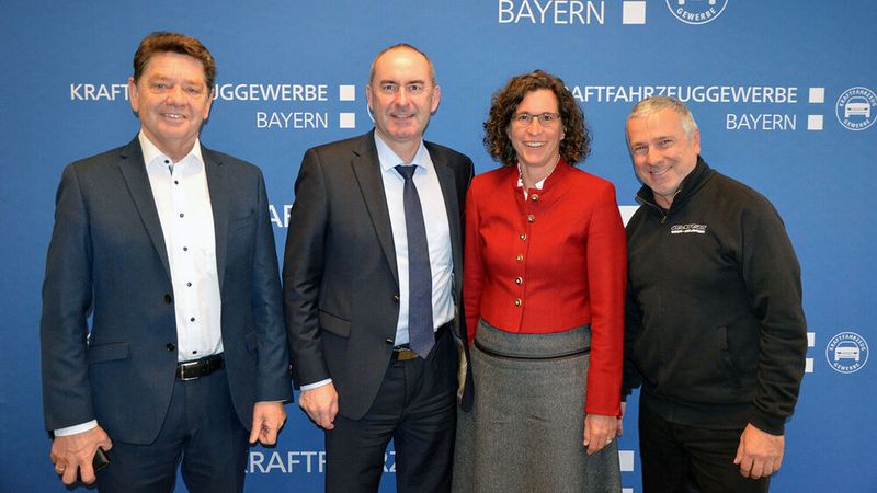 Die Kfz-Innung Schwaben mit Staatsminister Hubert Aiwanger (2. v.l.): Obermeister Alois Huber (l.), Petra Brandl (Geschäftsführerin) und Wolfgang Hank (r.).  (Bild: Kfz-Gewerbe Bayern)