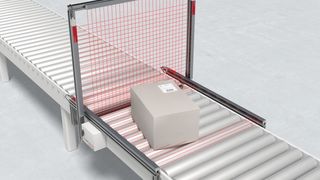 Das CMS 700i misst im Durchlauf die Kontur und die Lage beliebiger Objekte, unabhängig von deren Form und Oberflächenbeschaffenheit - hier im Bild in der Applikation E-Commerce
Paketvermessung.  (Leuze)