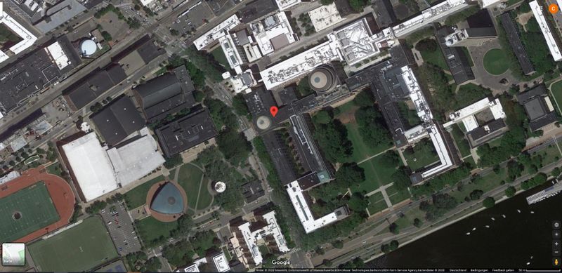 fast -273,15 °C – 12.09.2003MIT-Harvard Center for Ultracold Atoms, Cambridge/USA Die tiefste Temperatur auf dem Planeten Erde herrschte am 12. September in einem US-Amerikanischen Labor am MIT in Cambridge. Dort haben Forscher es geschafft, dem absoluten Temperaturnullpunkt bis auf 450 Picokelvin (also 450 Billionstel °C) nahe zu kommen.      Wie Forscher den Wärmefluss ausgetrickst haben, lesen sie im verlinkten Beitrag.        Hier geht es zurück zum Begleitartikel dieser Bildergalerie: Die tiefsten Temperaturen der Welt  Quelle: A. E. Leanhardt, T. A. Pasquini, M. Saba, A. Schirotzek, Y. Shin, D. Kielpinski, D. E. Pritchard, W. Ketterle: Cooling Bose-Einstein Condensates Below 500 Picokelvin, Science  12 Sep 2003: Vol. 301, Issue 5639, pp. 1513-1515; DOI: 10.1126/science.1088827   (Google, Mass GIS, USDA Farm Service Agency, Kartendaten 2020)