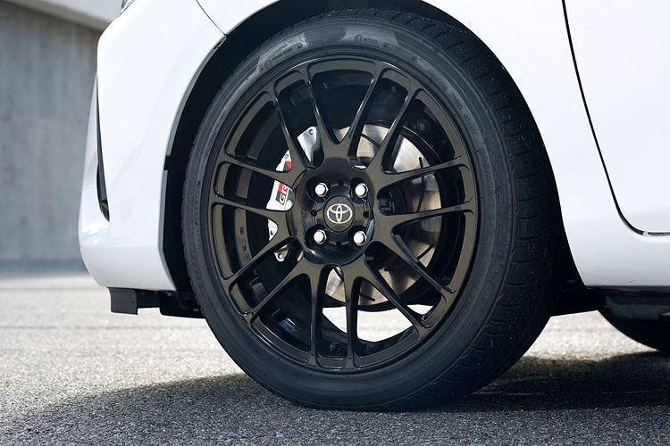 Selbst bei ausgeschalteten Stabilitätssystemen überrascht der Racing-Yaris mit guter Beherrschbarkeit, williger Spurtreue und Folgsamkeit bei Richtungsbefehlen. Kleiner Wermutstropfen: Der spintstarke Kleinwagen ist bereits fast ausverkauft. (Toyota)