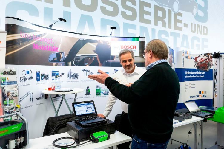 Auch K&L-Betriebe sehen sich der wachsenden Zahl elektronischer Fahrzeugsysteme gegenüber. Das fängt bei in Frontenden und Winschutzscheiben verbauten Assistenzsystemen an, und hört beim Thema korrekte Scheinwerfereinstellung - Stichwort HU-Richtlinie - lange noch nicht auf. Bosch unterstützt Werkstätten mit entsprechendem Equipment. (Stefan Bausewein)