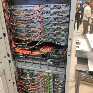 Für Hybrid-Cloud-Anwendungen, etwa wenn für industrielle Anwendungen sehr niedrige Latenzen gefragt sind, offeriert AWS Outposts-Systeme als Service für das lokale Rechenzentrum.(Bild:  Vogel IT-Medien)