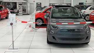 Vorerst bis in den März hinein müssen die meisten Verkaufsräume in Autohäusern noch geschlossen bleiben. (Seyerlein/»kfz-betrieb«)