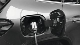 Beim Laden eines Elektroautos entstehen Verluste nicht nur bei der Leistungswandlung. Auch Fahrzeugelektronik, Leitungen, Batterie und Thermomanagement beeinflussen die Gesamtenergiebilanz. (Bild: frei lizenziert)