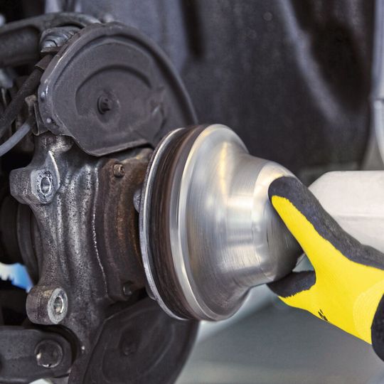 Das Entrosten der Planflächen ist mit einer Schleifglocke schnell erledigt.(Bild:  www.zstudio.de)