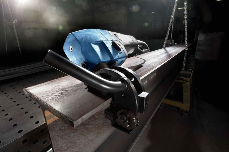 Der große Bruder des Trutool TKF 700 ist das Gerät TKF 1500. Mit satten 2.600 Watt Leistung gelingt die Kantenformung zur Schweißnahtvorbereitung sowohl an geraden Blechen als auch an T-, Doppel-T-Trägern und Rohren oxidfrei und präzise. (Bild: Trumpf)