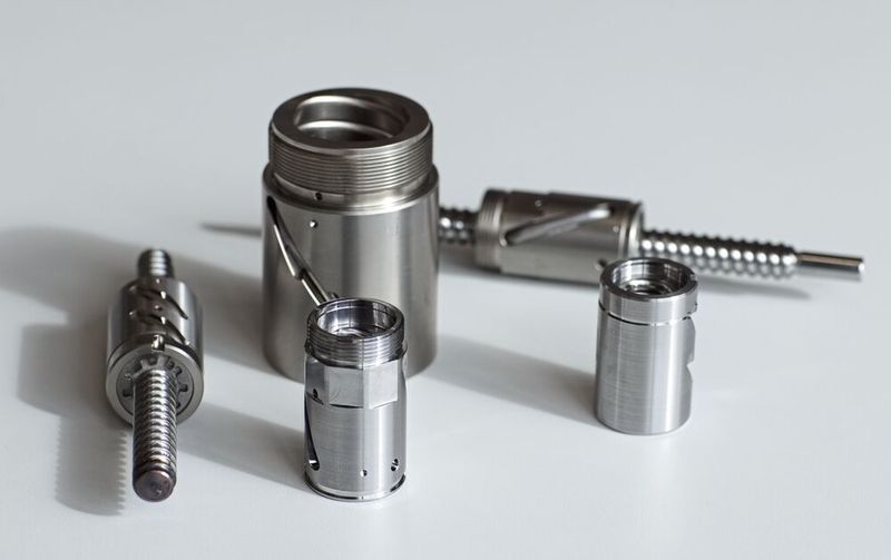 Gamme de pièces typiques d'Eichenberger Gewinde AG. Les pièces sont fabriquées en acier pour roulements à haute résistance et à copeaux longs. Il s'agit de pièces très complexes qui nécessitent de nombreuses opérations de fabrication différentes. (Source :Matthias Böhm)