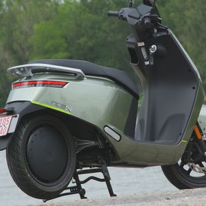 Der kräftige Nabenmotor füllt das 14-Zoll-Hinterrad weitgehend aus.(Bild:  sp-x/Mario Hommen)