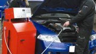 Neukunden bei Franks Autowelt lassen sich gerne die Funktion und Wirkungsweise des Motul-MRG-Systems mit der kombinierten Motor- und Kaftstoffreinigung an ihrem Fahrzeug demonstrieren.  (Foto: Autowelt)