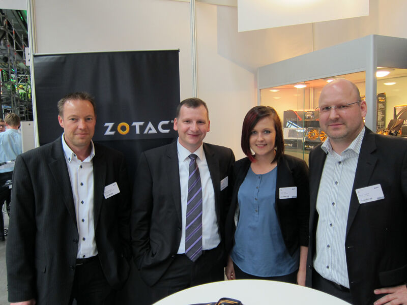 (v. l.) Markus Harbach, WAVE, Gerd Schmid, EXTRA Computer, Karin Bart und Horst Günther, ZOTAC  (Bild: IT-BUSINESS)